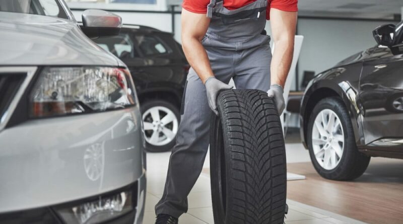 Montaje correcto de los neumáticos: ¿cómo montar neumáticos direccionales y asimétricos?